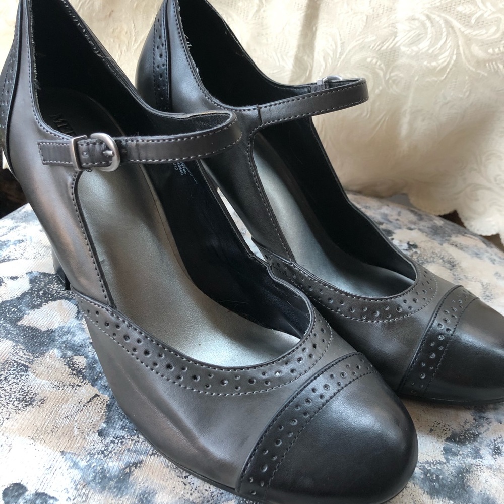 Gray pumps